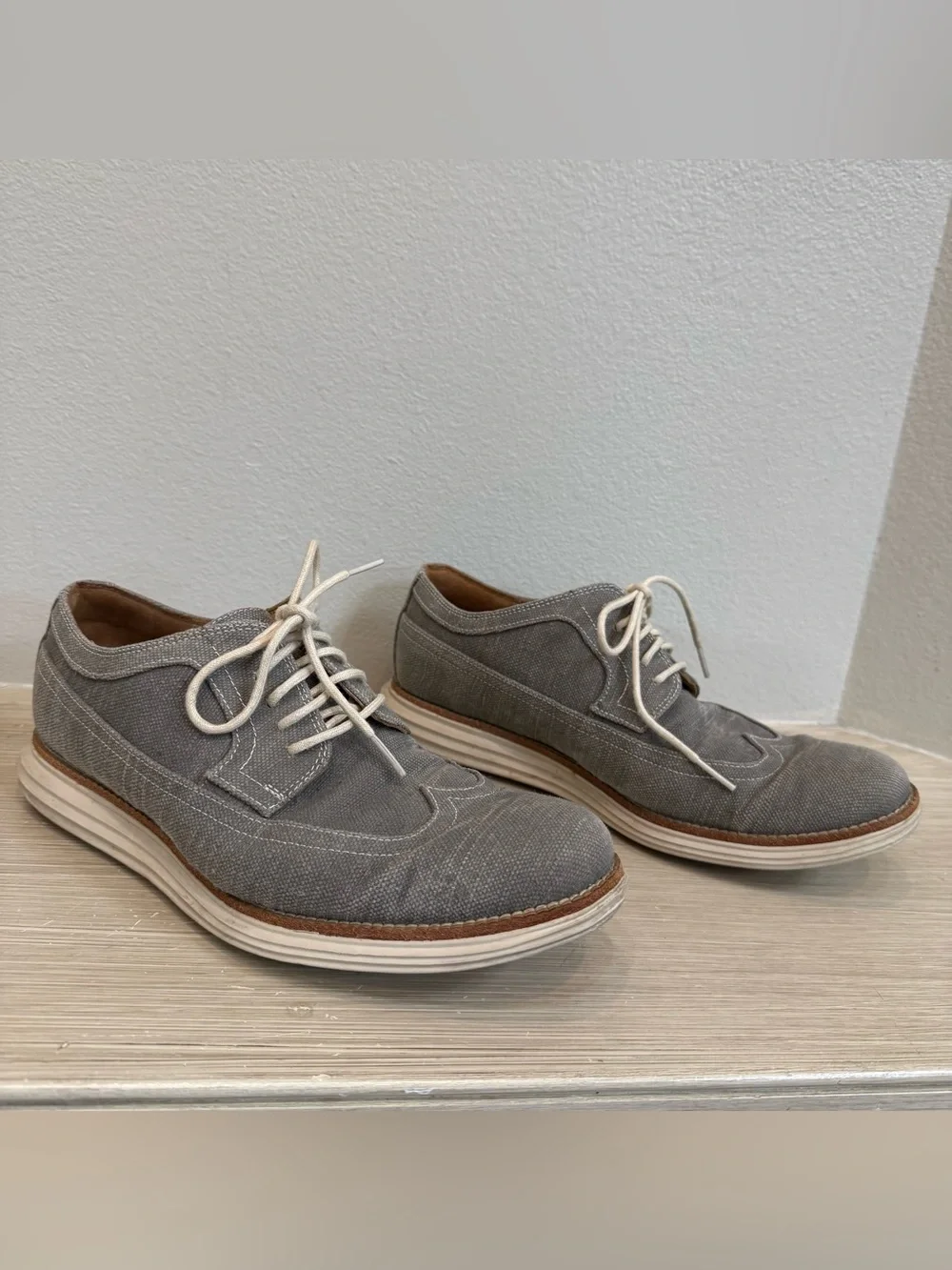 Cole Haan Men's Grey Casual Wingtip Oxfords with Cream Laces size 9